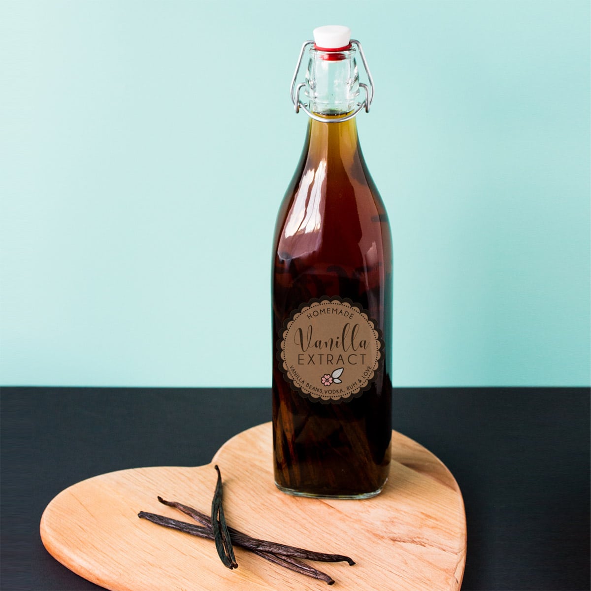 Vanilla Extract Recipe - Only TWO ingredients! Easy homemade gift.
