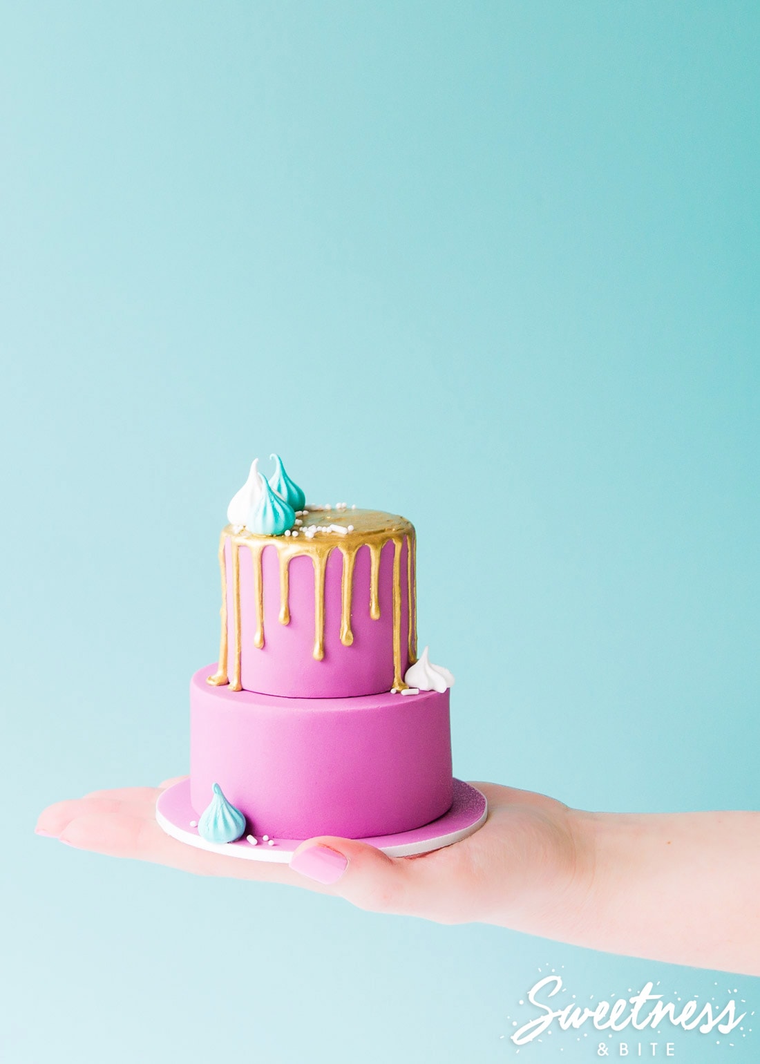 Black drip cake with sprinkles and mini choco bars - FunCakes