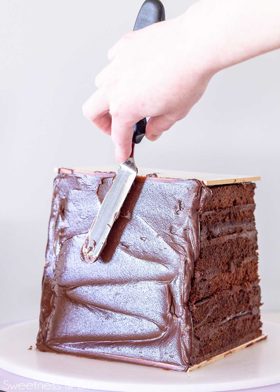 Tips for cake decorating with shaky hands - offset spatula