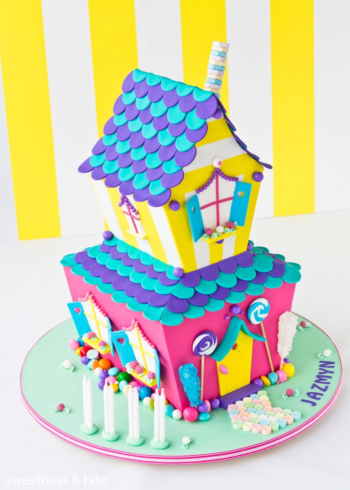  Un gâteau maison de bonbons à deux niveaux aux couleurs vives.