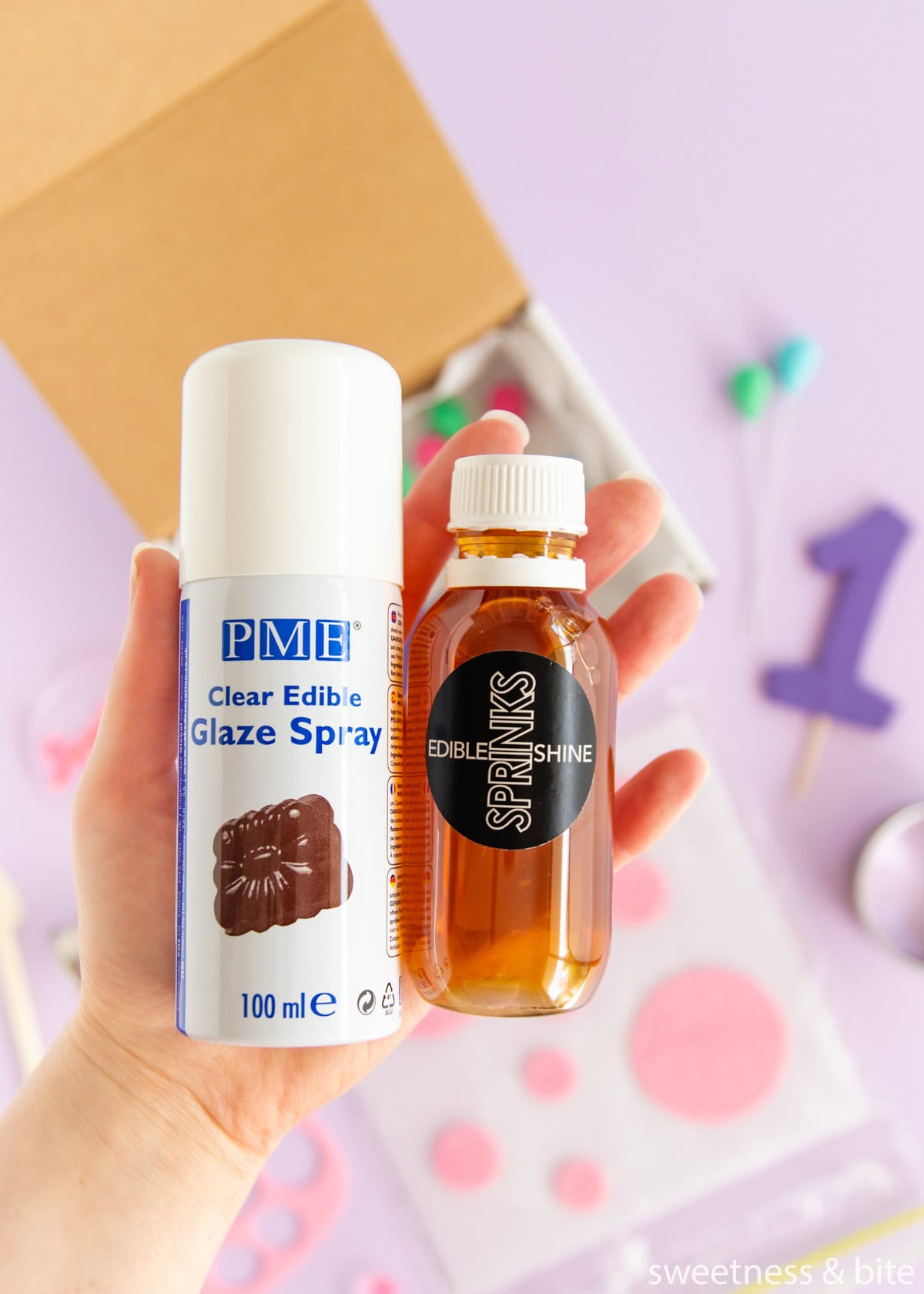  Eine Flasche Sprinks Confectioner's Glaze und eine Dose PME Glaze Spray.