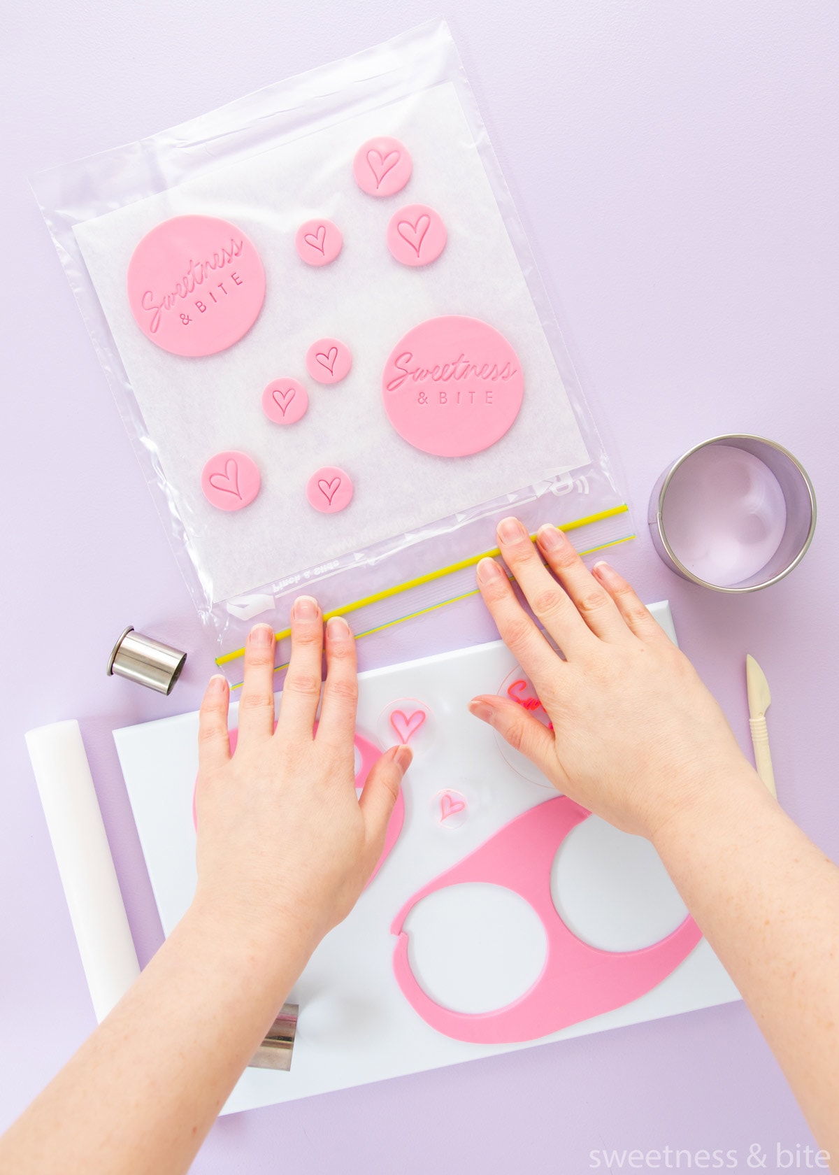 Mantener las decoraciones de fondant suaves en una bolsa de plástico resellable.